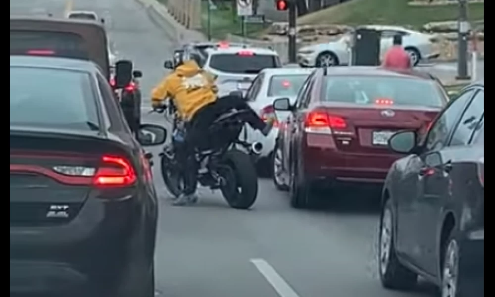 Μηχανόβιος ρίχνει απανωτές κλωτσιές σε αμάξι που τον έκλεισε